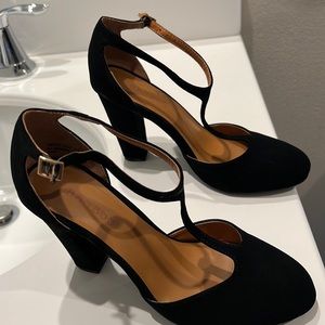 Heels side 6/5 excellent condition made in china color black